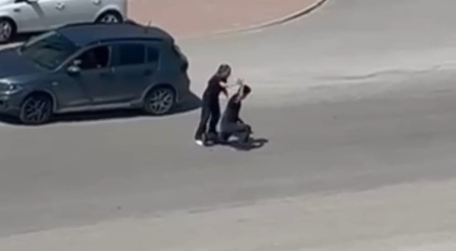 Kendisine şiddet uygulayan eşini savunan kadına vatandaşlardan tepki