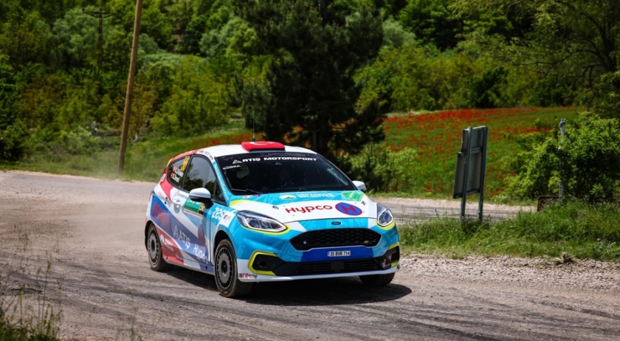Engelli Ralli Pilotu Kübra Aracını Başarıdan Başarıya Sürüyor