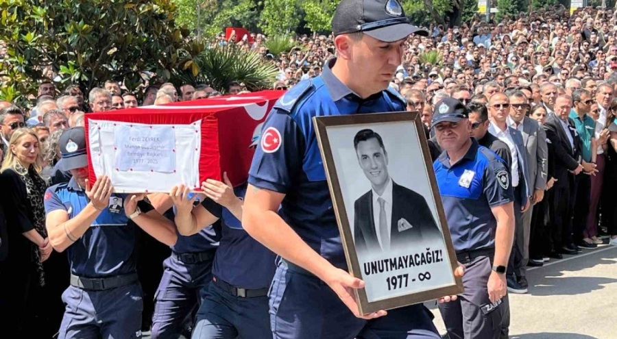 Belediye önünde Başkan Zeyrek'e acı veda