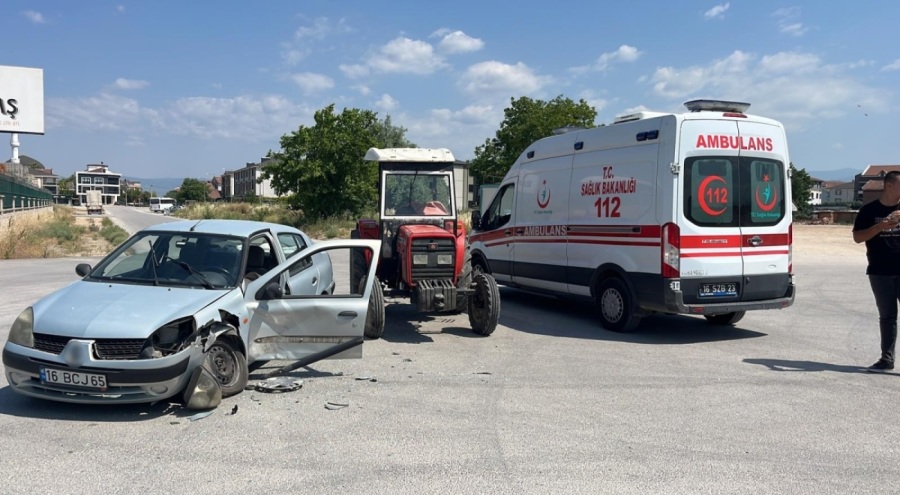 Otomobil ile traktör çarpıştı: 1 yaralı