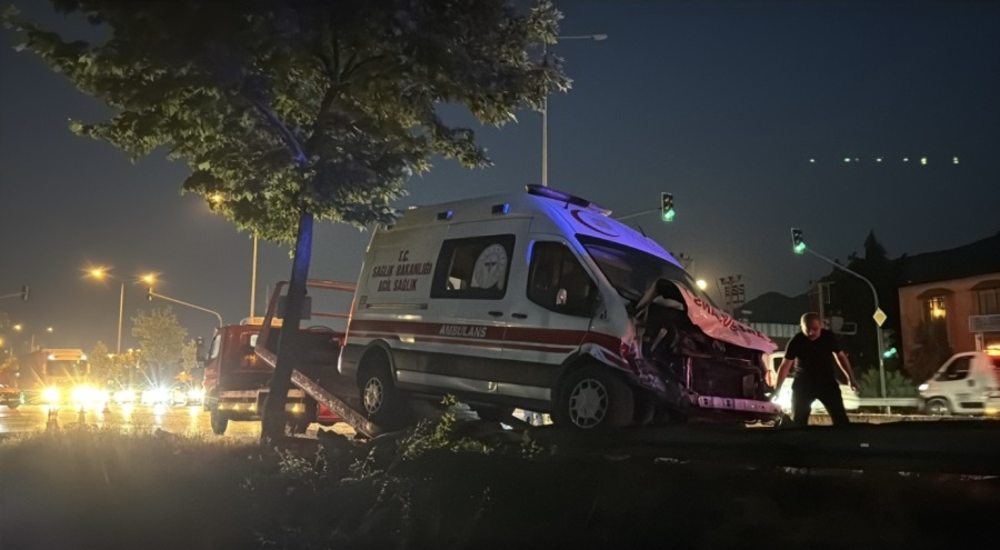 Bursa'da Ambulans ile çarpışan otomobilde can pazarı