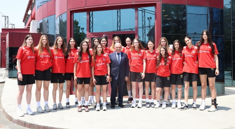 Başkan Şadi Özdemir'den genç voleybolculara motivasyon ziyareti