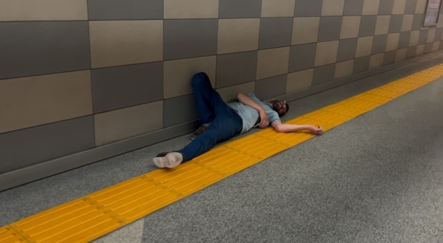 Bursa'da Metro istasyonunda sızıp kaldı;" Ben neredeyim, bırakın yatayım" dedi