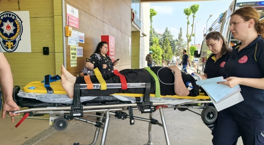 Hafif ticari araca çarpan motosiklet sürücüsü ağır yaralandı