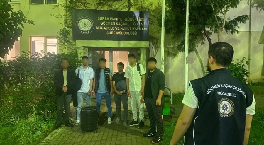 Bursa'da göçmen kaçakçılığı operasyonu: 2 şüpheli ve 7 kaçak göçmen yakalandı