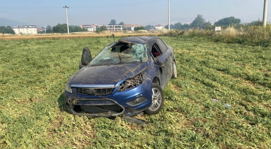 Bursa'da kontrolden çıkan otomobil tarlaya uçtu
