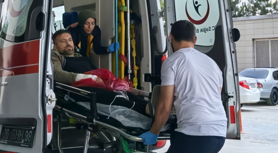 Ağaç keserken motorlu testere ile elini kesti