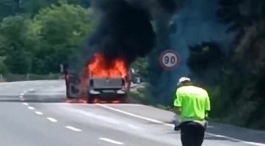Bursa'da seyir halindeki kamyonet alev alev yandı