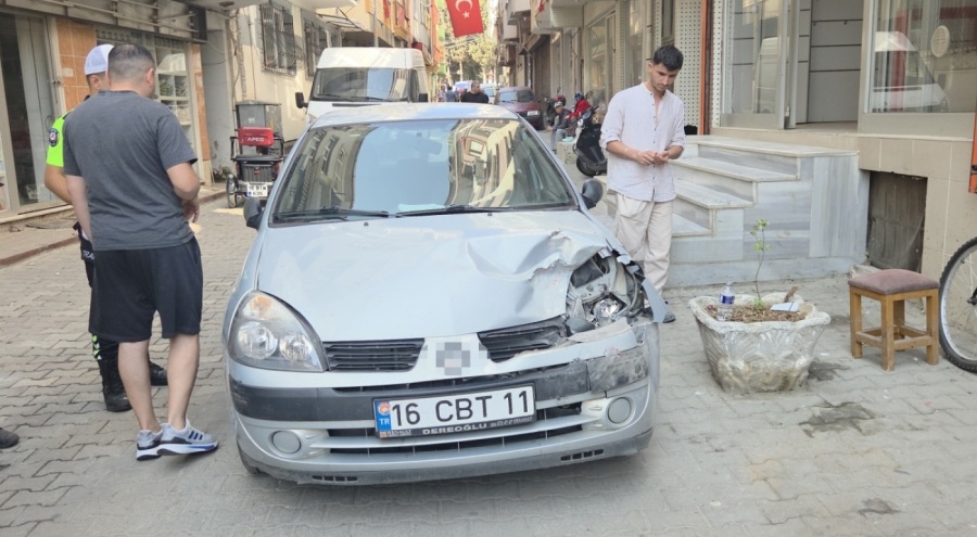 Direksiyon başında fenalaştı 4 araca çarparak durabildi