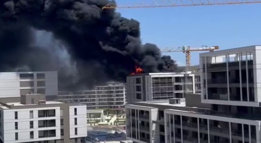 Bursa'da 8 katlı binanın en üst katı alev alev yandı