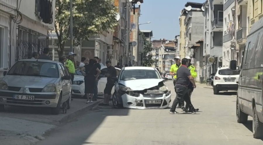 Bursa'da otomobiller çarpıştı: 3 yaralı