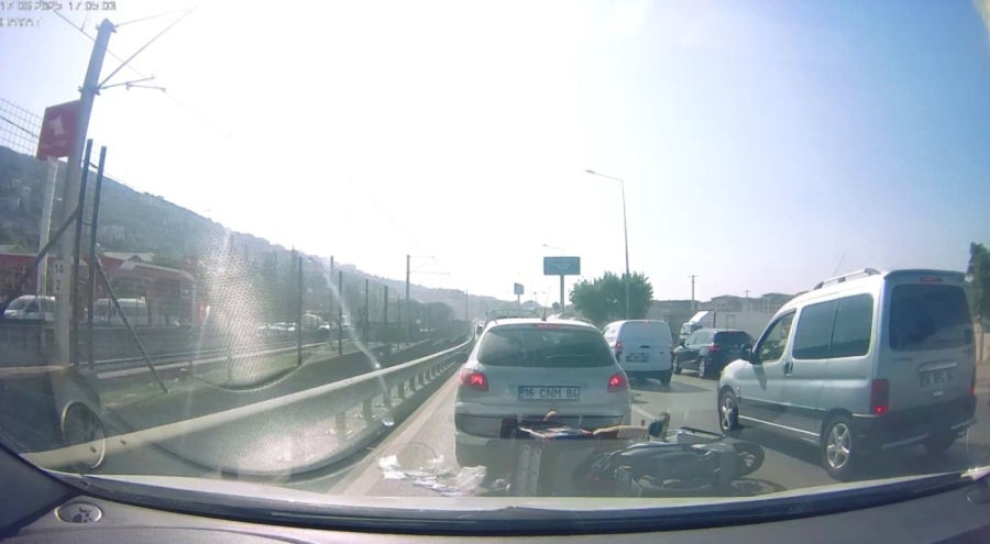 'Yoğun trafikten kaçayım' diyen iki motosikletli böyle çarpıştı