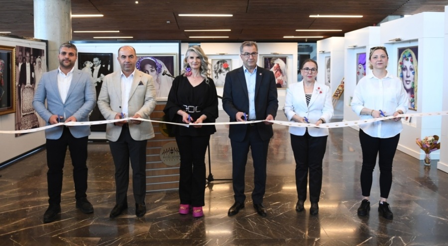 Bursa'nın İpek Böceği Kozaları Usta Oyuncuların Fotoğraflarını Süsledi