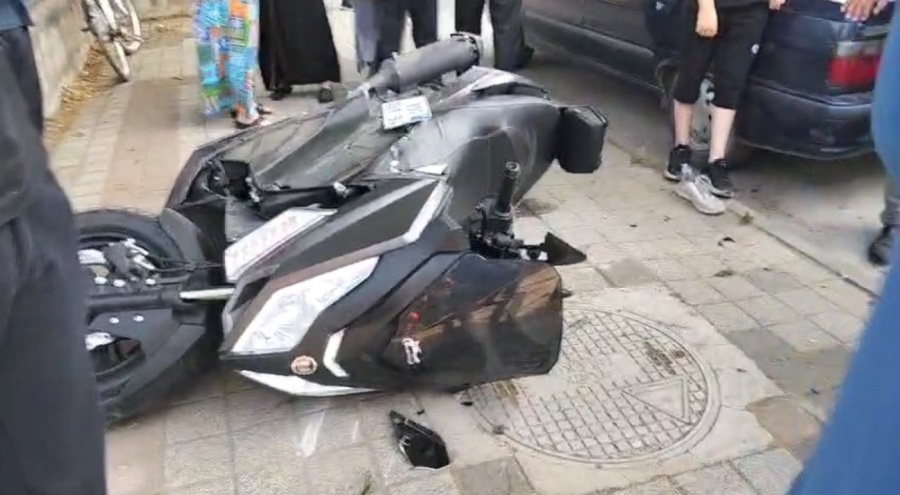 Otomobille çarpışan motosiklet sürücüsü ağır yaralandı