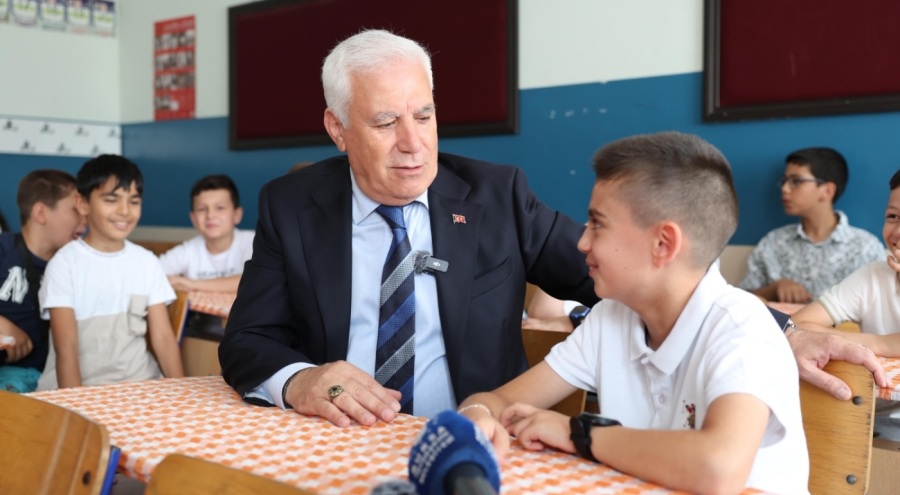 Başkan Bozbey, öğrencilerin karne sevincine ortak oldu