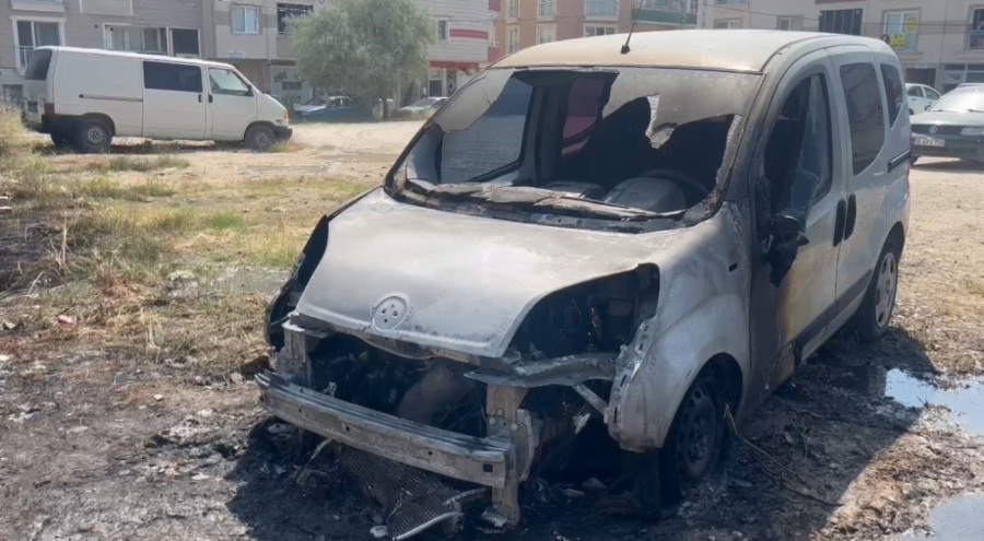 Tarlada başlayan yangın, 2 aracı küle çevirdi