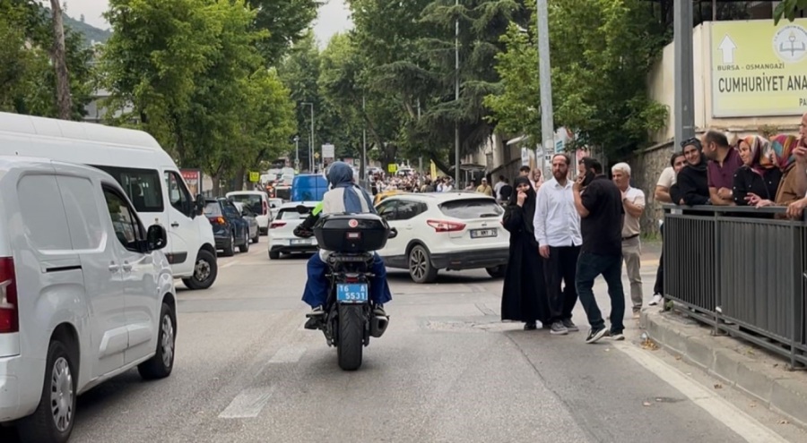 Bursa'da Okulları karıştırınca motosikletli polis okula böyle yetiştirdi