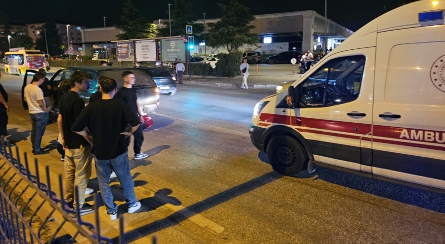 Motosiklet sürücüsü aracın altına girdi: 1 yaralı