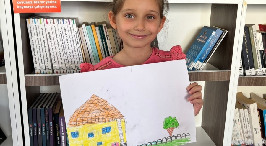 Minik Eller Renkli Hayaller Çizdi