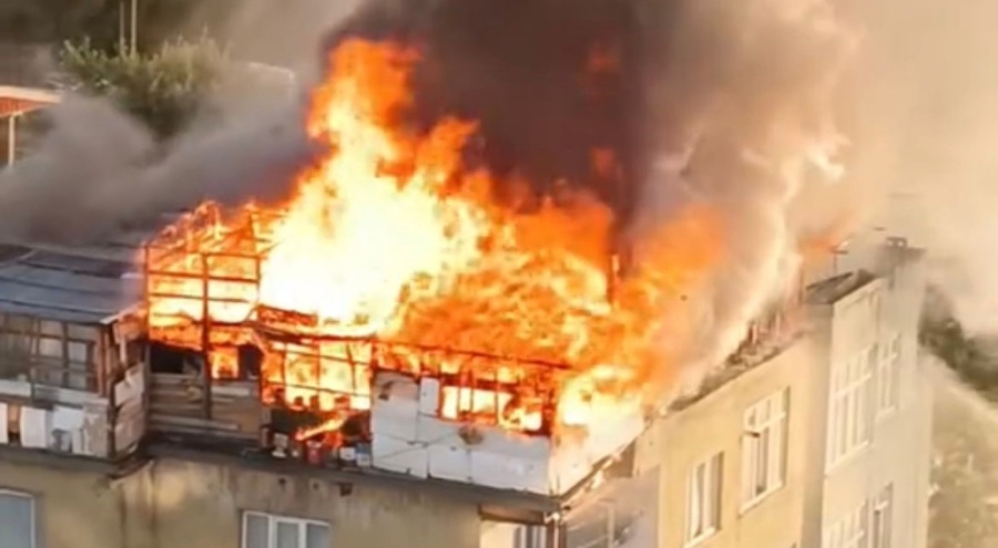 Bursa'da 5 katlı binanın çatı katı alevlere teslim oldu