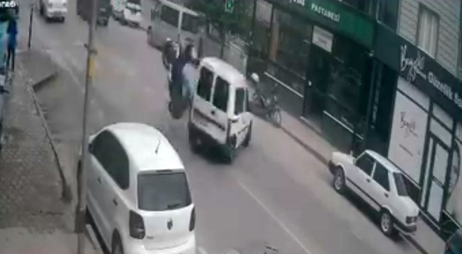 Ehliyetsiz sürücünün yaptığı kaza kameraya yansıdı