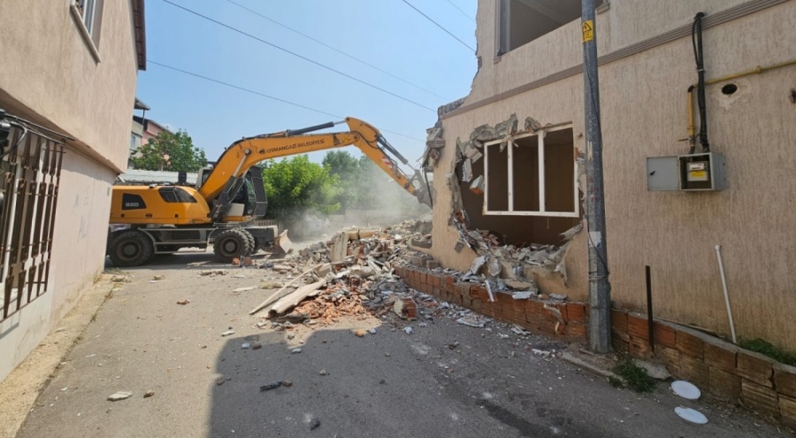 İki Katlı Kaçak Bina Yıkıldı