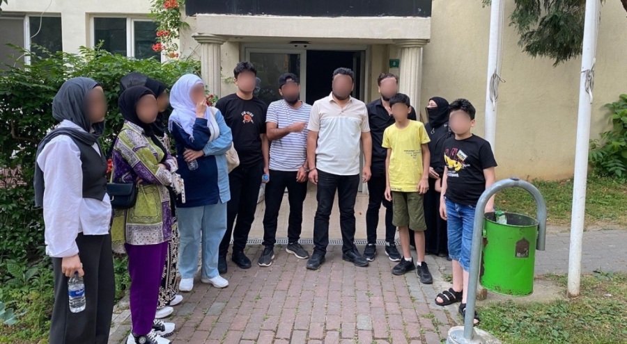 Bursa'da göçmen kaçakçılığı operasyonu: 12 yabancı uyruklu şahıs yakalandı, 3 şüpheli gözaltında