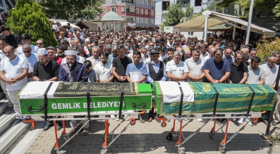 Bursa'da Gölde boğulan iki küçük kuzen yan yana uğurlandı