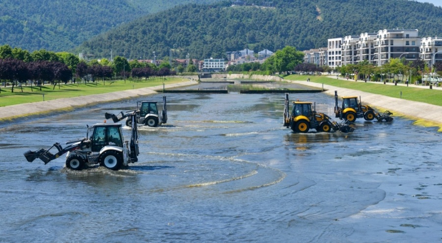 Büyükşehir Belediyesi'nden Hüdavendigar'da dere temizliği