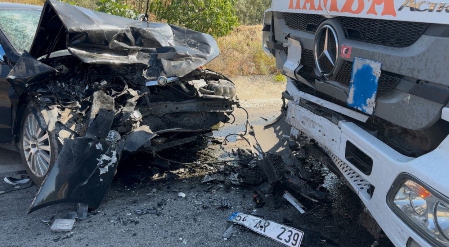 Bursa'da otomobil ile tır çarpıştı: 1 ölü, 2 ağır yaralı