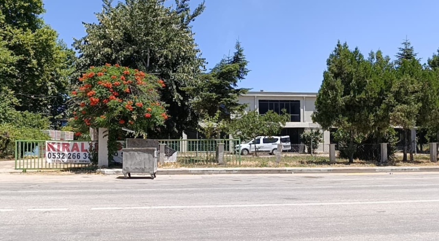 Bursa'da fabrika çatısından düşen usta ağır yaralandı