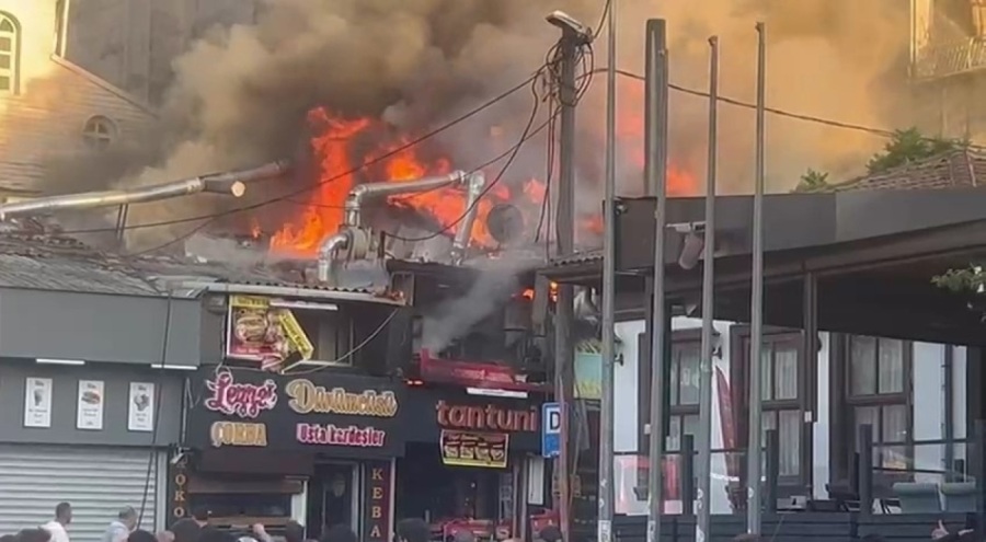 Bursa'da tarihi semtte yangın