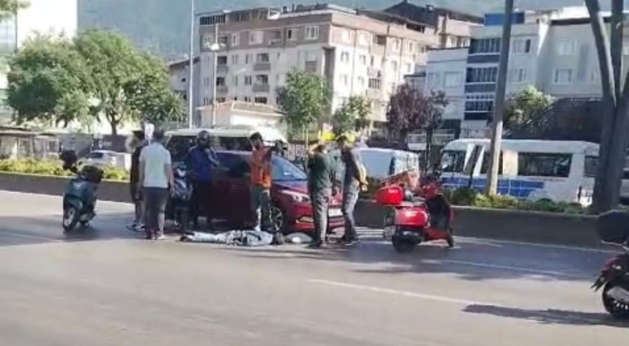 Üst geçit ihlali kazaya mâl oldu... Otomobilin çarptığı kadın ağır yaralandı
