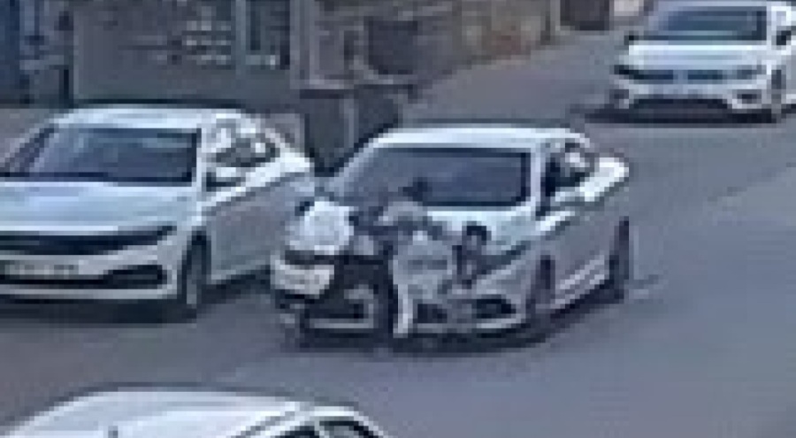 Bursa'da otomobilin çarptığı anne ve oğlu yaralandı