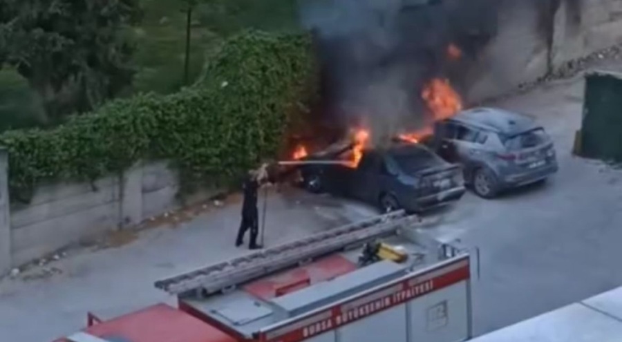 Park halindeki araç alev topuna döndü...Alevler bir başka araca sıçradı
