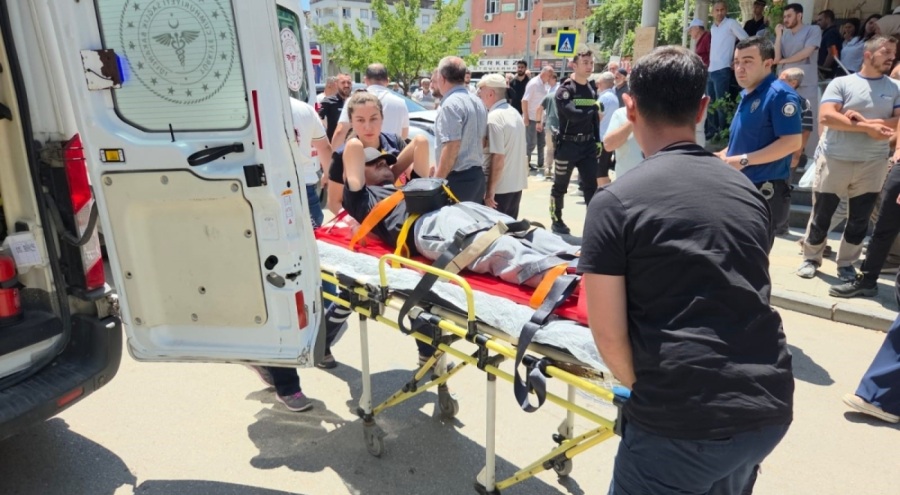 Fren yerine gaza basınca kaldırımdaki yayalara çarptı