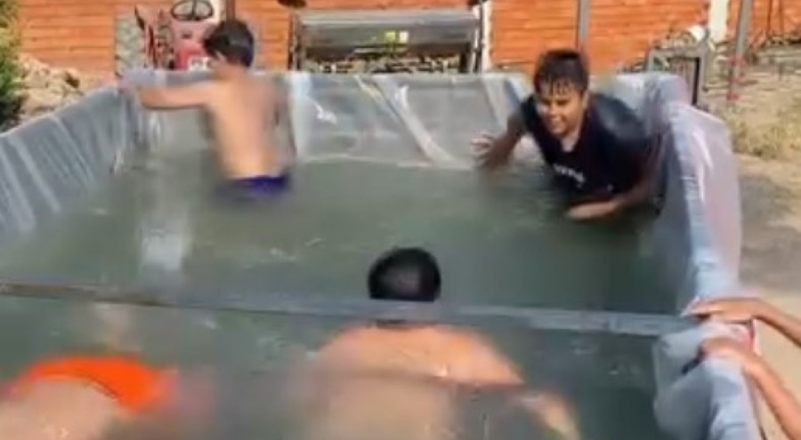 Bursa'da Kamyon kasasında havuz keyfi