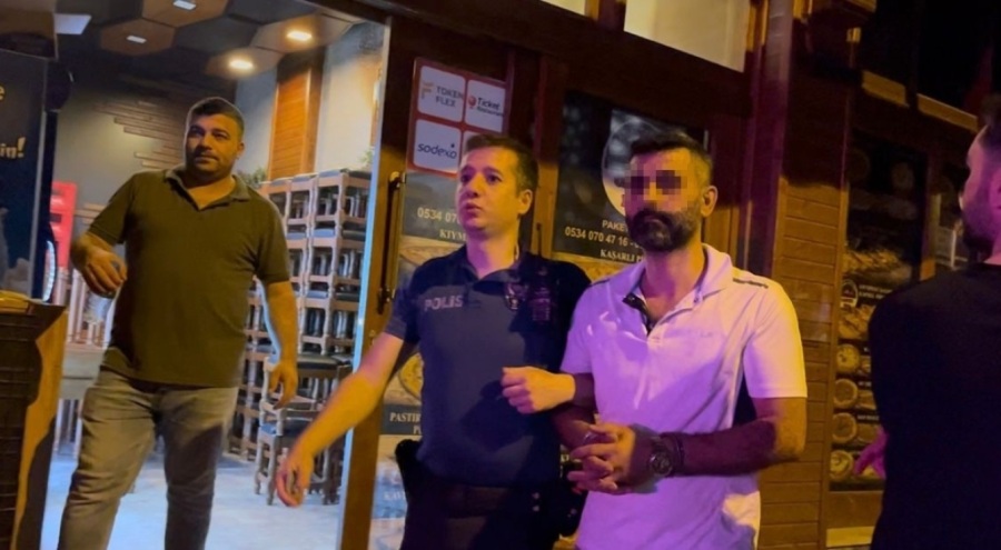 Kavga ederken kendilerini ayırmak isteyen polise bıçak çeken şahıslar, böyle etkisiz hale getirildi