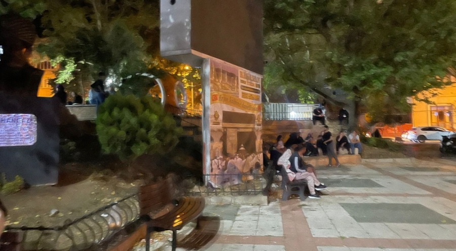 Deprem korkusuyla geceyi sokakta geçirdiler
