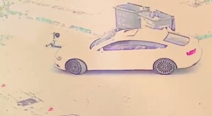 Scootera binen çocuğun üzerinden otomobil geçti