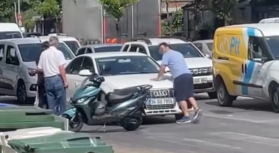 Yol verme tartışmasında aracın önünü kesti, sileceği kırıp cama yumruk attı