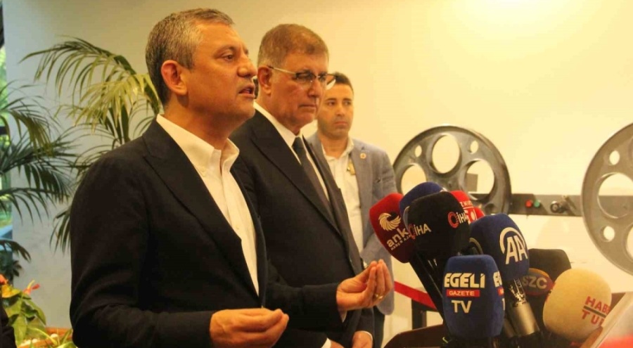 CHP Genel Başkanı Özgür Özel İzmir'de basın toplantısı düzenledi