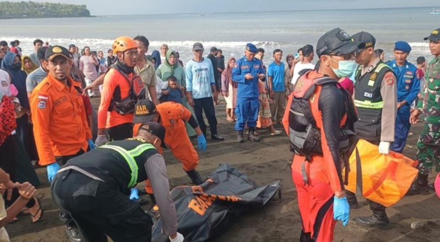 Endonezya'da turistik Bali Adası'na giden feribot battı: 4 ölü, 31 kayıp