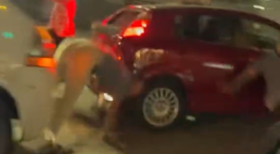 Bursa'da Şehir merkezinde dehşet anları: Yol verme yüzünden araçla ezmeye kalktı