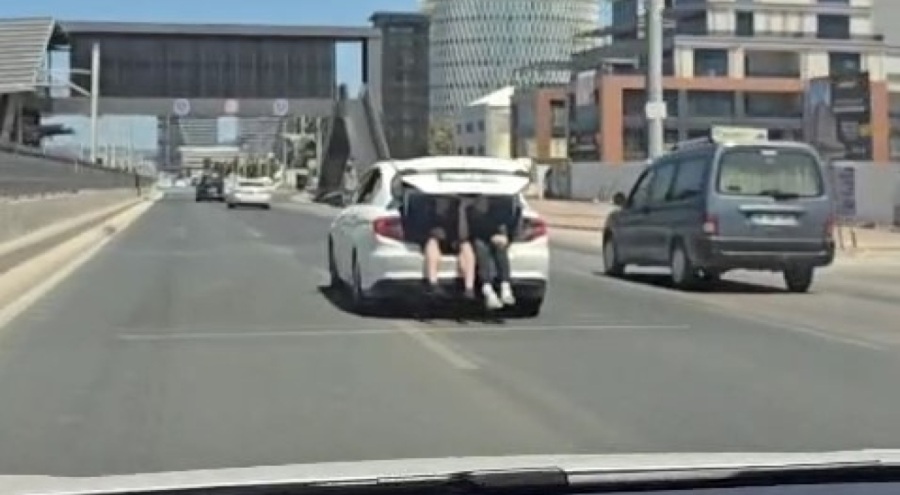 Kilometrelerce bagajda seyahat ettiler