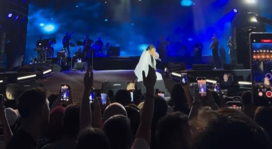 Bursa'da sahnede talihsiz anlar: Bayhan şarkı söylerken yere düştü