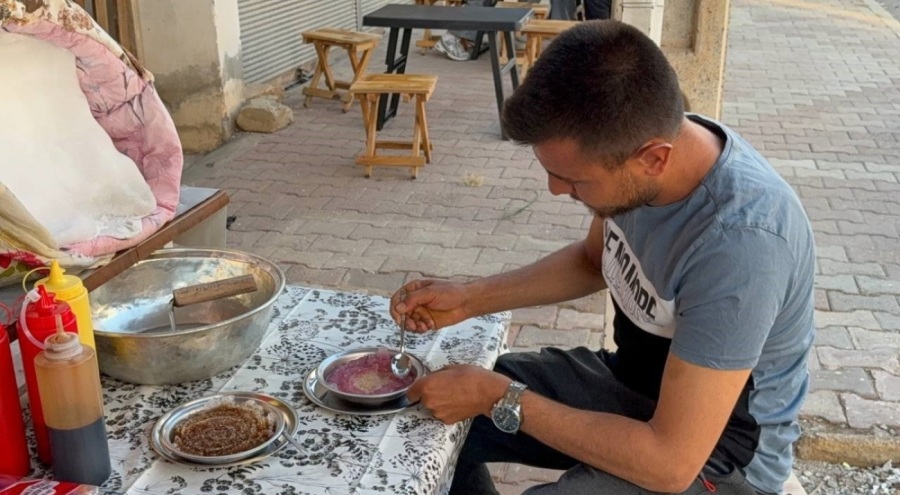 Dağdan kar getirip tatlandırdı, tabağını 50 TL'den satmaya başladı