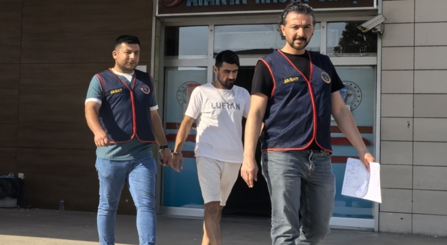 Jandarma aranan zanlıyı kız arkadaşıyla kafede çay içerken yakaladı