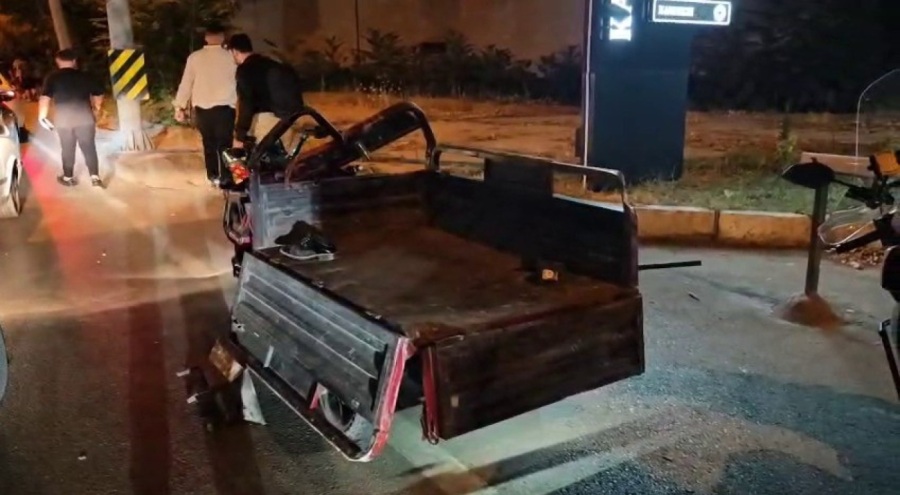 Otomobil elektrikli motosiklete çarptı: 3 yaralı