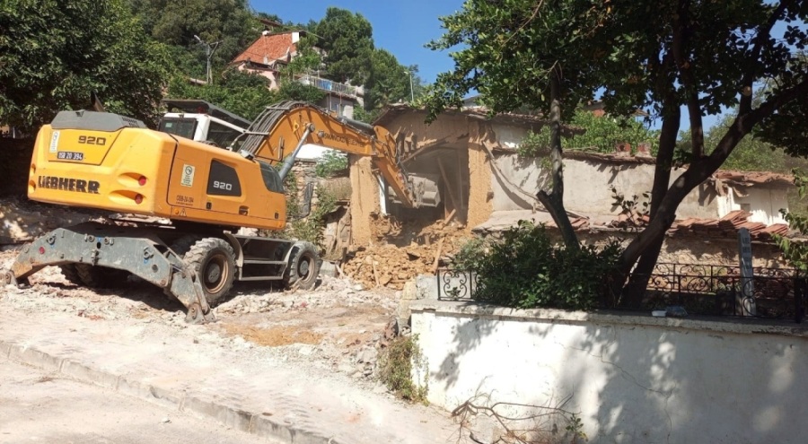 Tehlike saçan metruk binalar yıkıldı